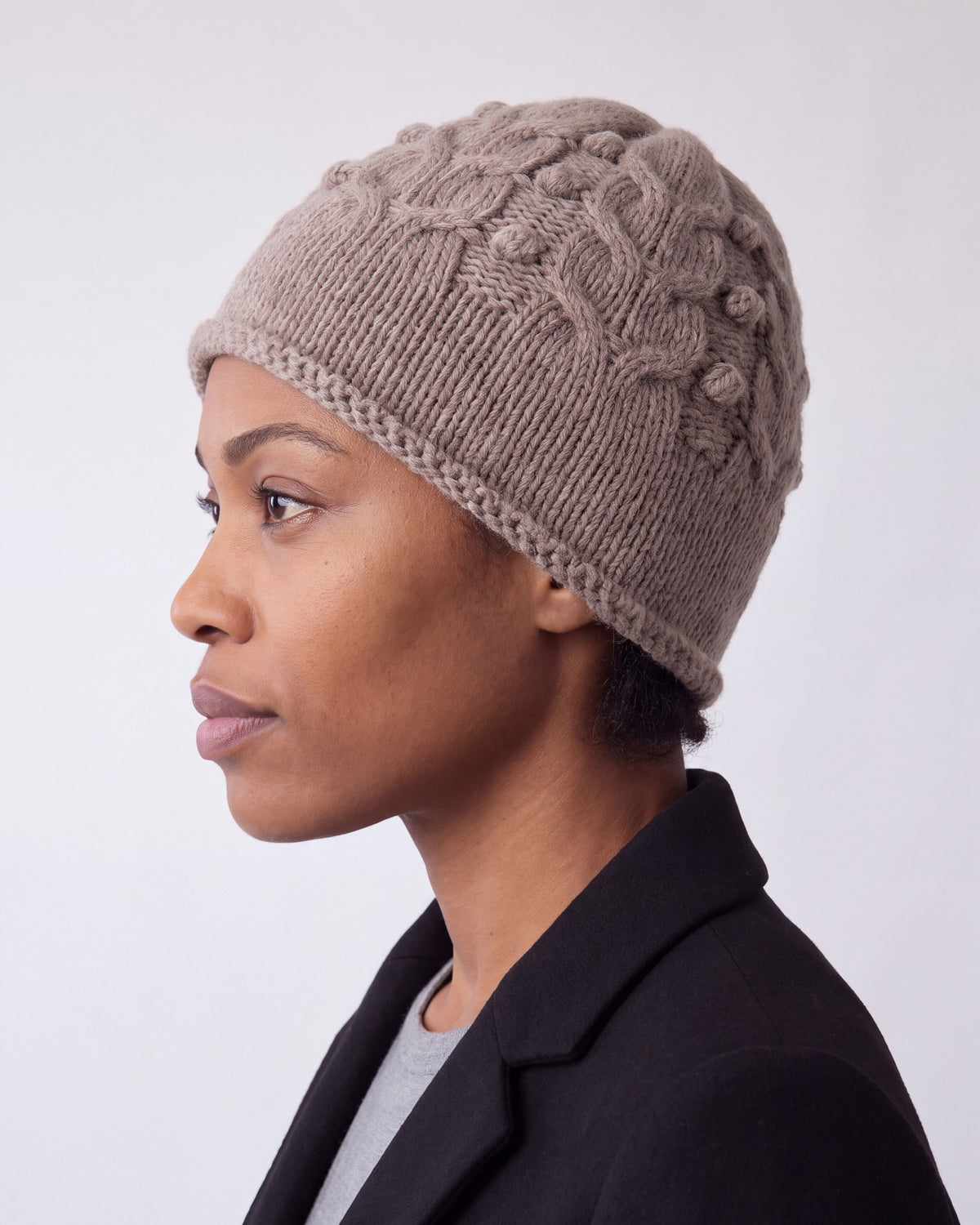 Beanie hat in cable knit cashmere blend – Taupe – close side