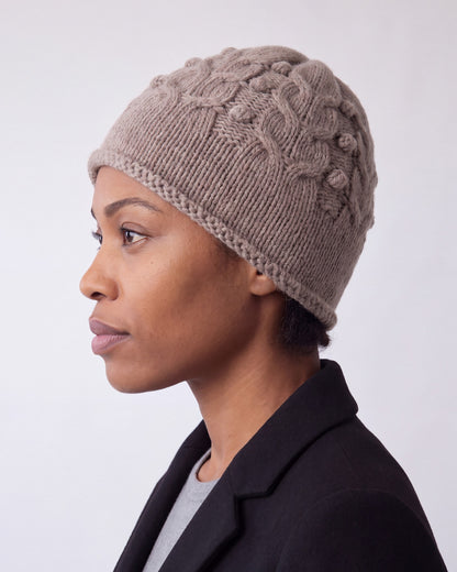 Beanie hat in cable knit cashmere blend – Taupe – close side