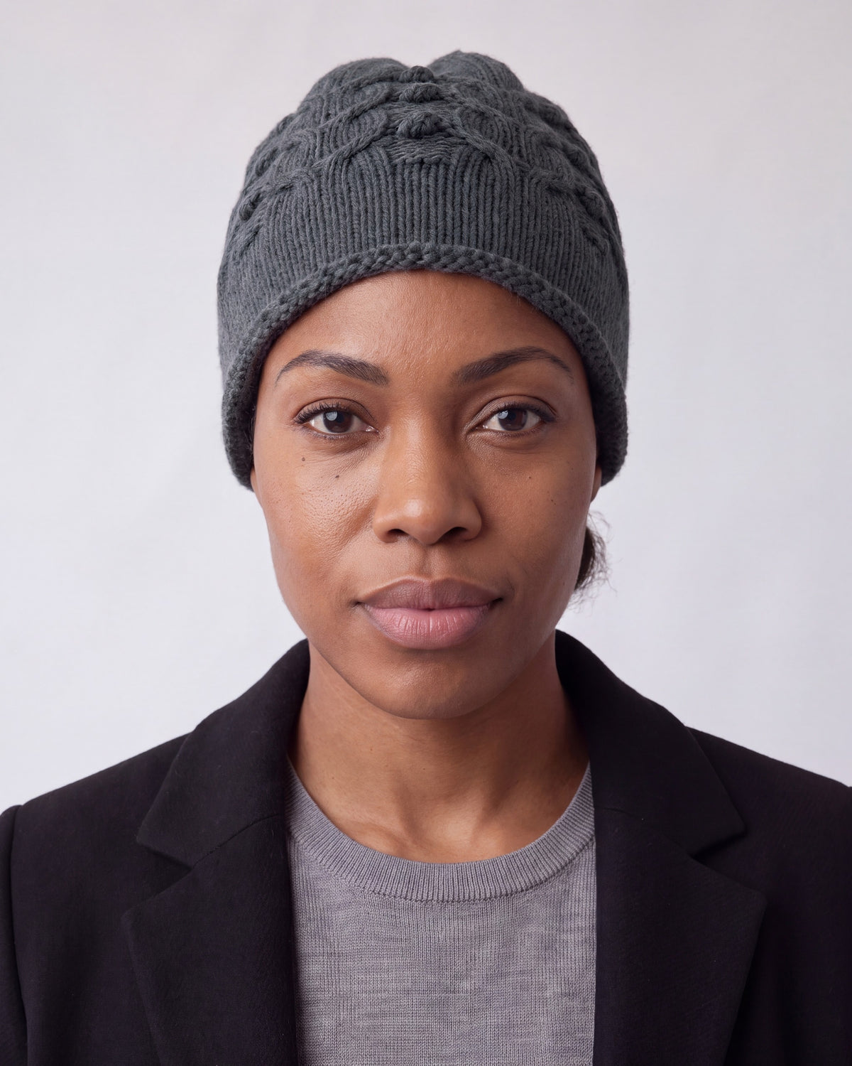 Beanie hat in cable knit cashmere blend – Dark Grey – detail