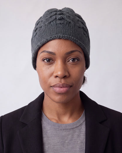 Beanie hat in cable knit cashmere blend – Dark Grey – detail
