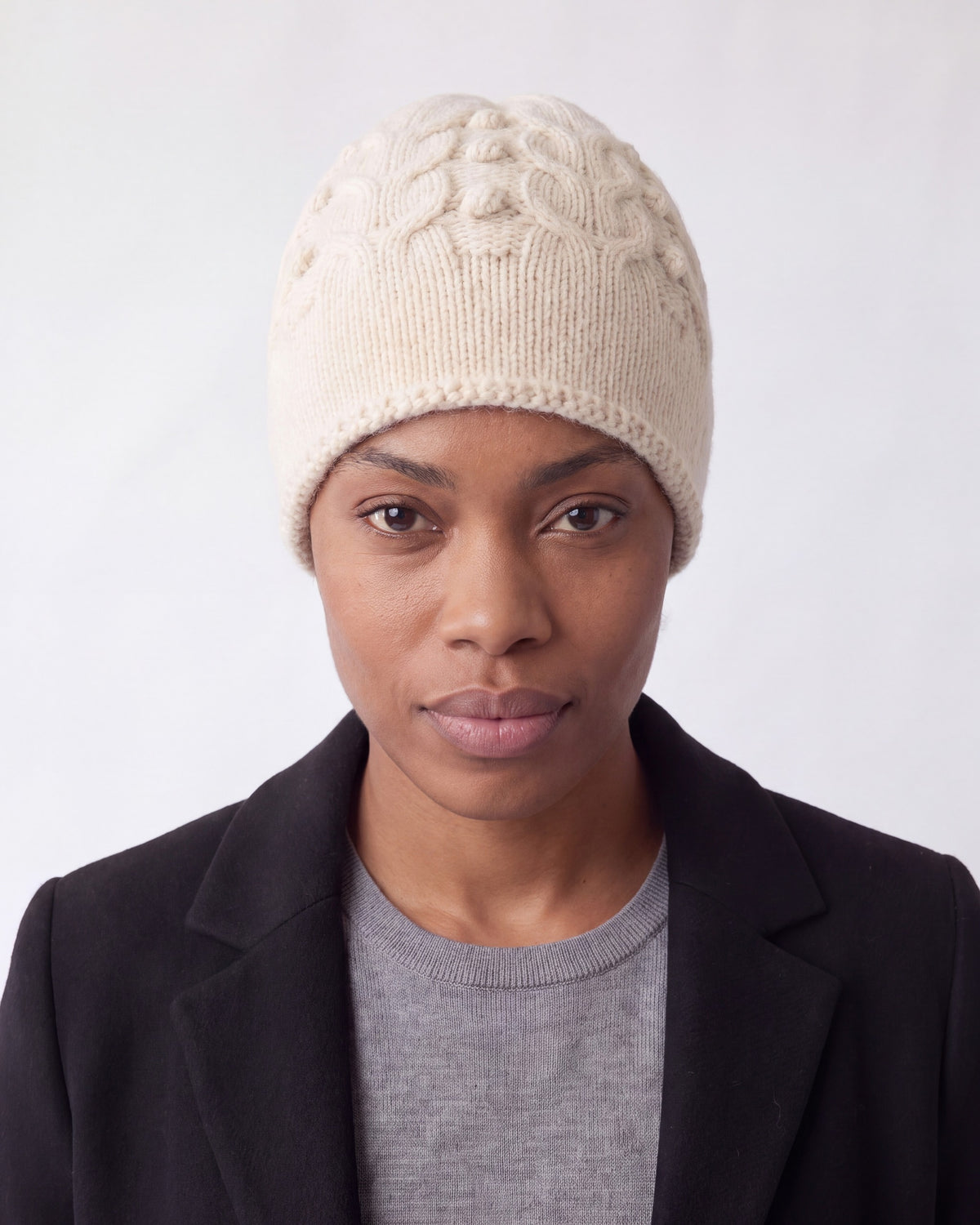 Beanie hat in cable knit cashmere blend – White – detail
