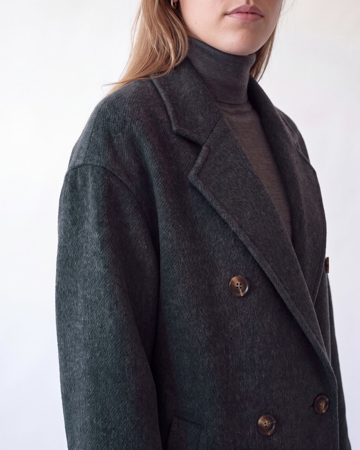 Double-breasted long wool coat – Charcoal – detail