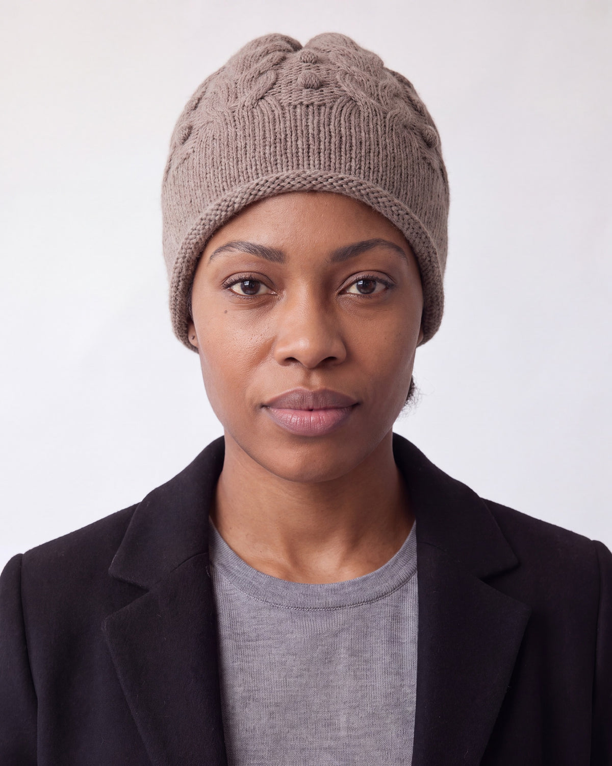 Beanie hat in cable knit cashmere blend – Taupe – detail