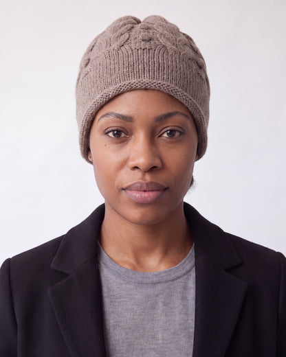Beanie hat in cable knit cashmere blend – Taupe – detail