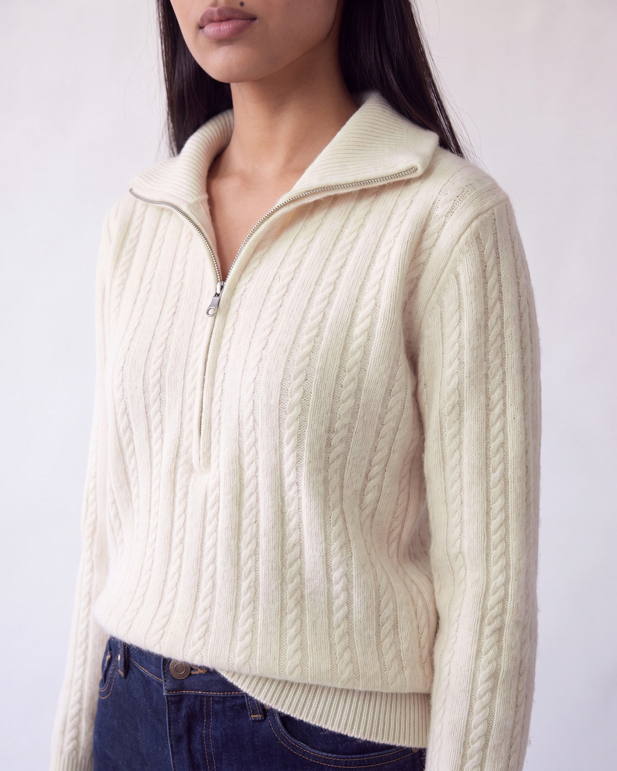 Cable knit jumper with half zip – Cream – detail
