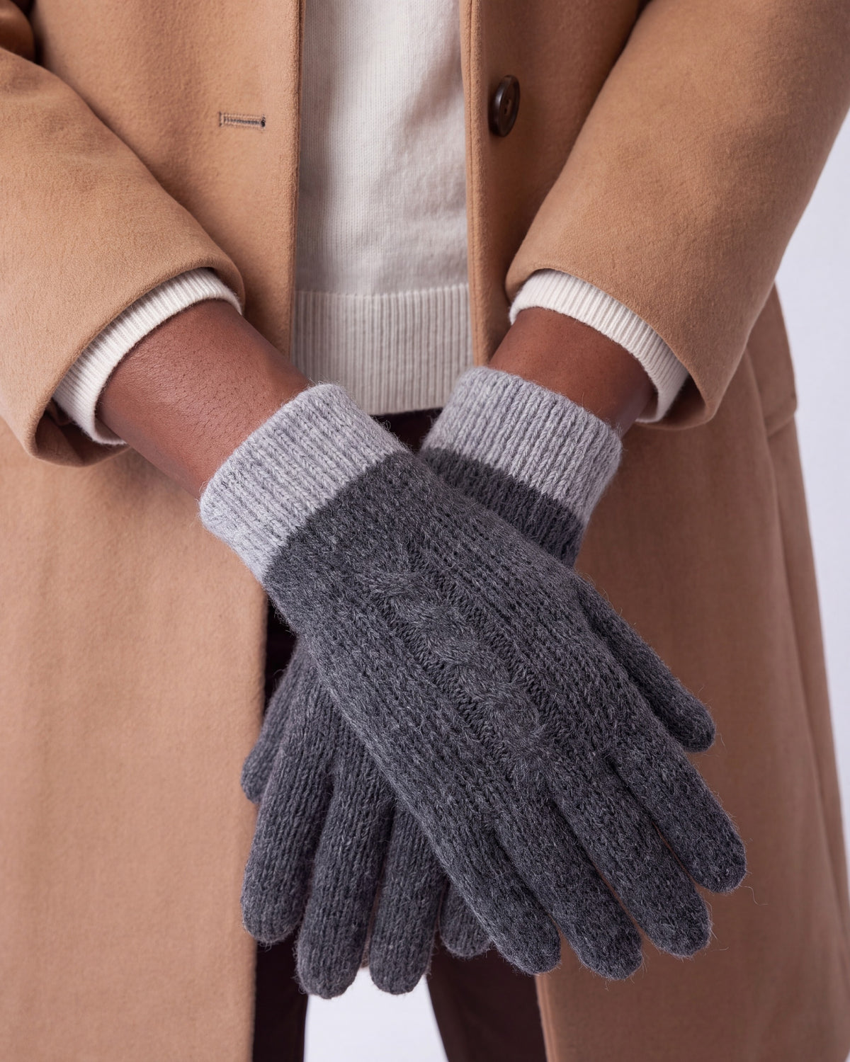 Cashmere cable knit ribbed gloves – Charcoal – detail