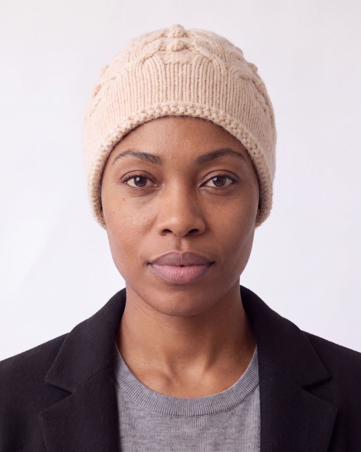 Beanie hat in cable knit cashmere blend – Cream – detail