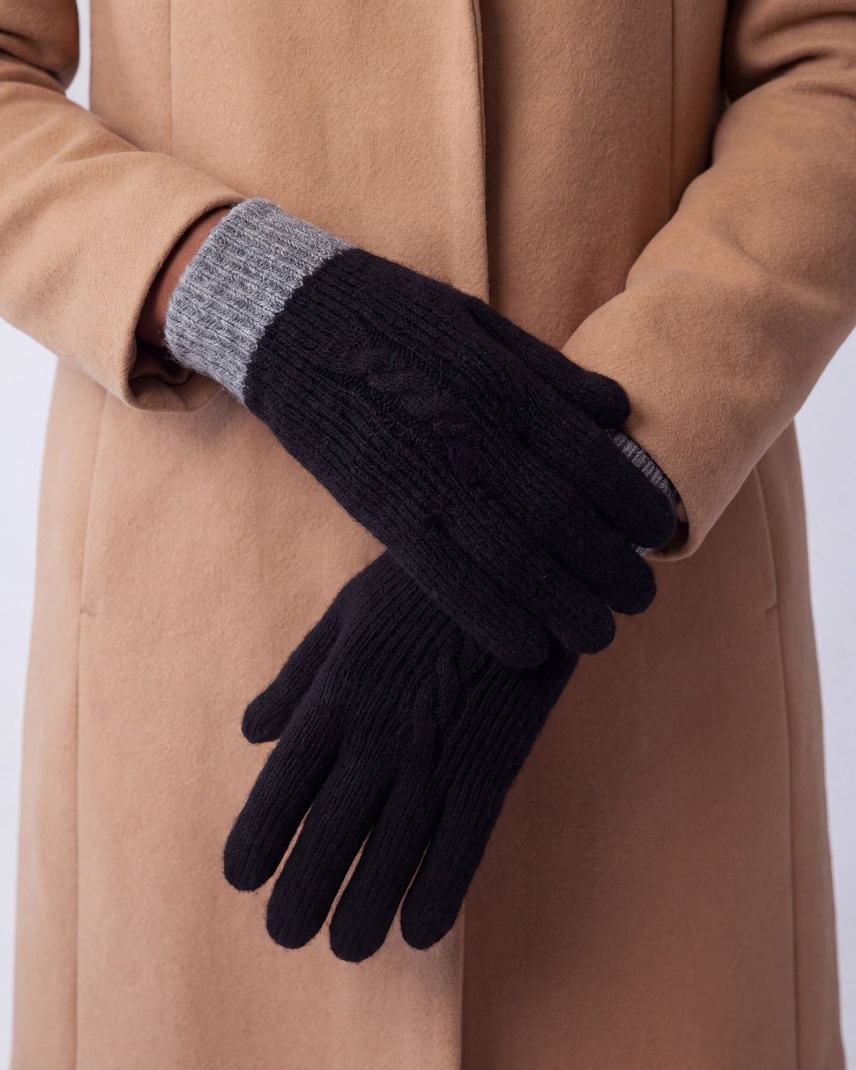 Cashmere cable knit ribbed gloves – Black – detail