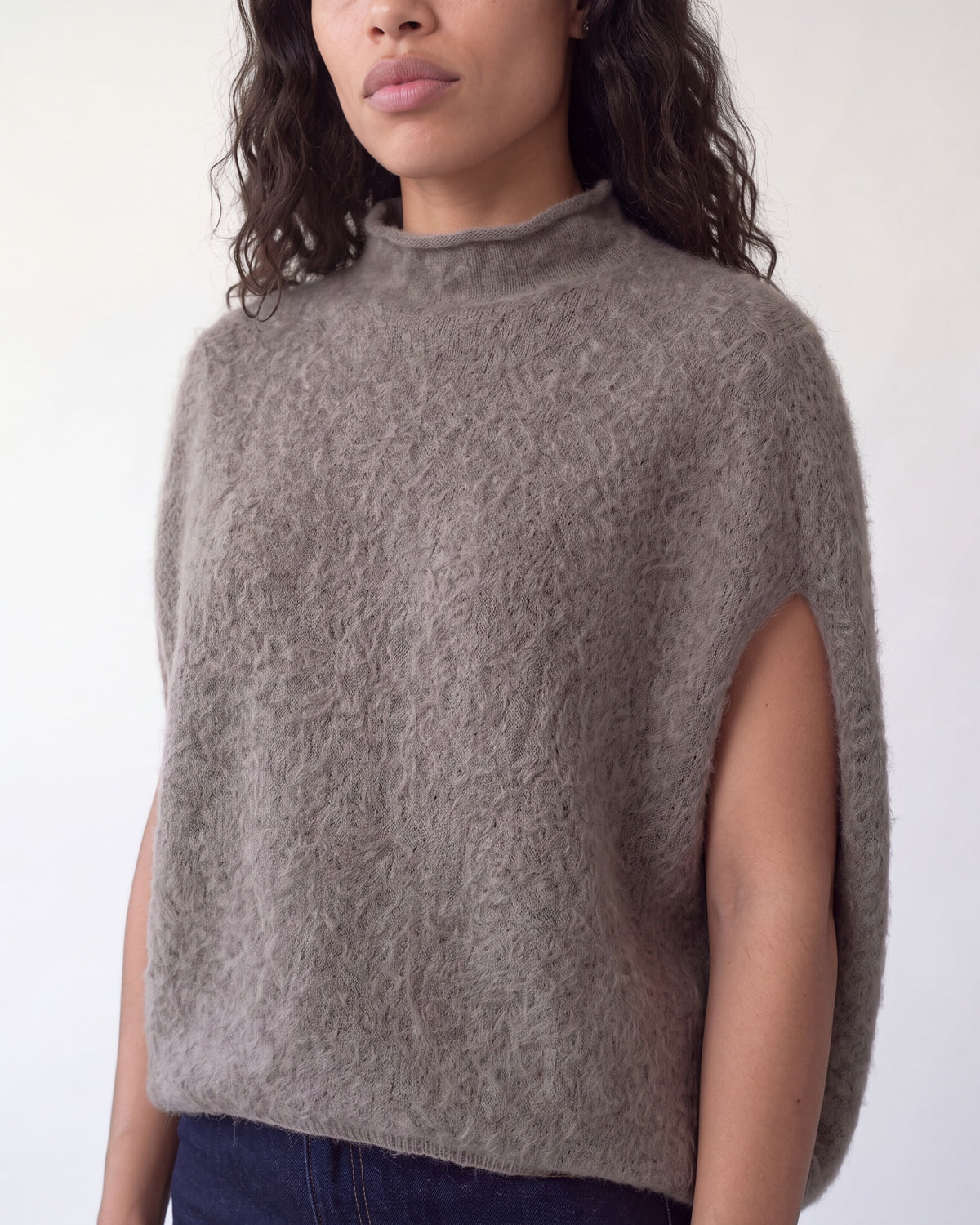 Sleeveless jumper in brushed wool blend – Taupe – detail