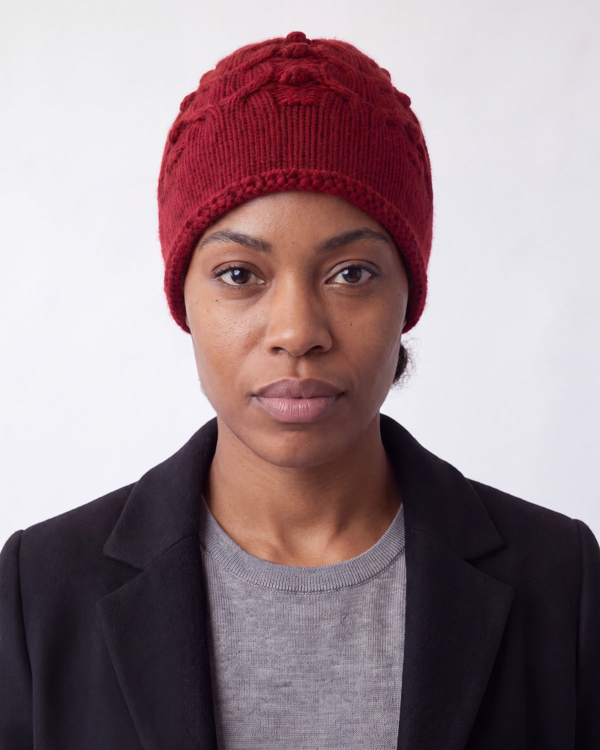 Beanie hat in cable knit cashmere blend – Red – detail
