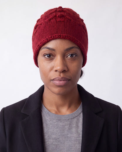 Beanie hat in cable knit cashmere blend – Red – detail