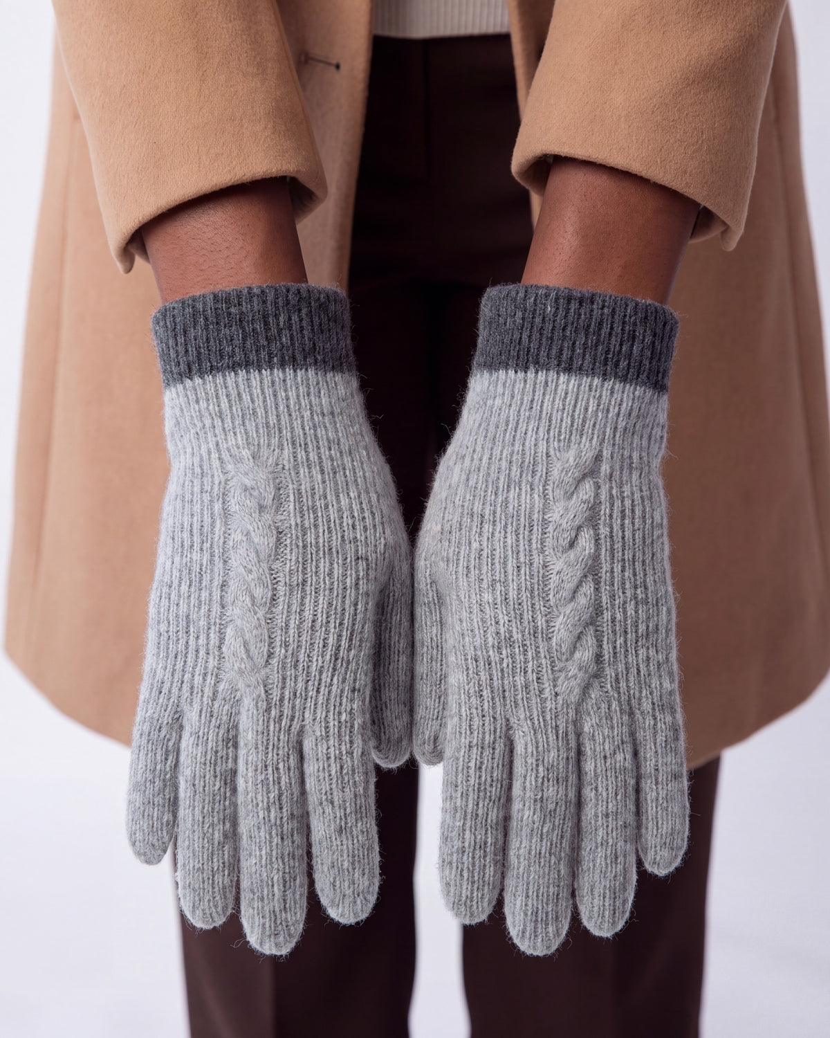 Cashmere cable knit ribbed gloves – Light Grey – detail