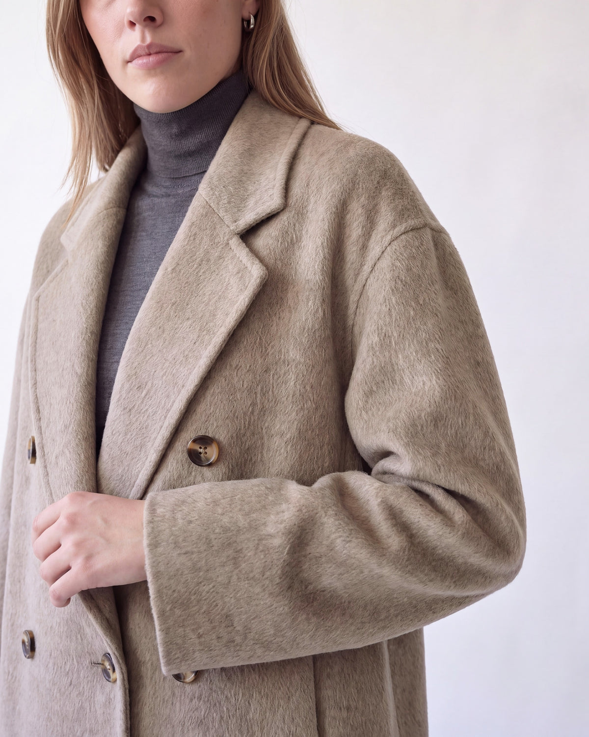 Double-breasted long wool coat – Taupe – detail