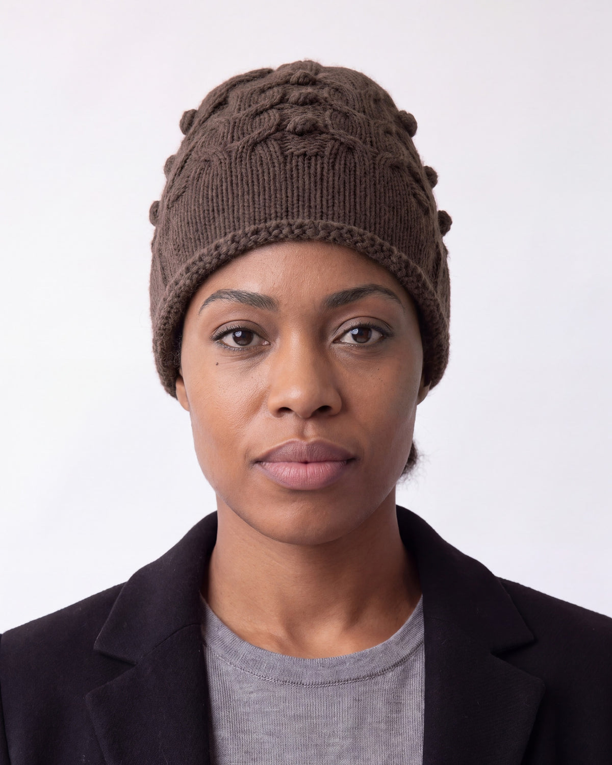Beanie hat in cable knit cashmere blend – Brown – detail
