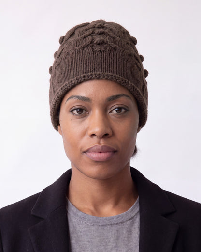 Beanie hat in cable knit cashmere blend – Brown – detail