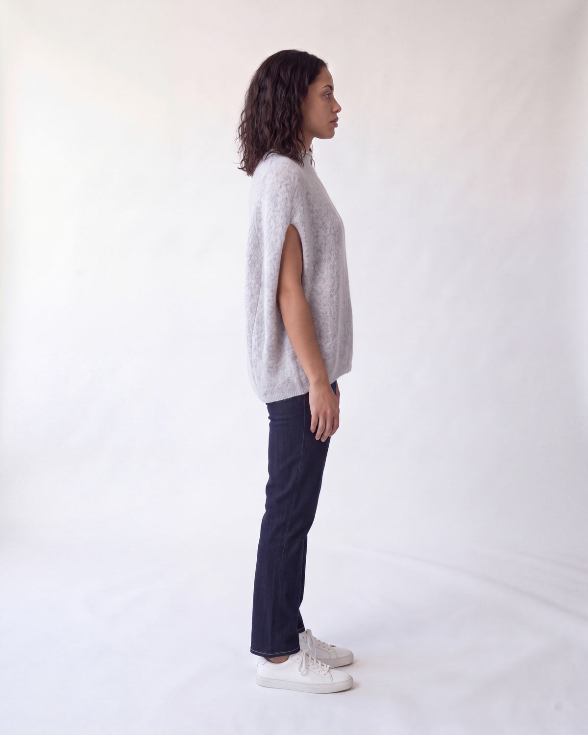 Sleeveless jumper in brushed wool blend – Light Grey – full body side