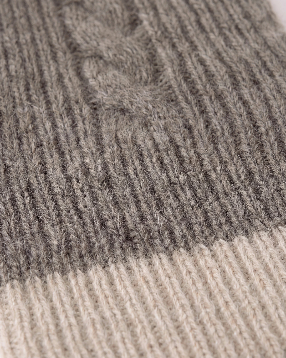 Cashmere cable knit ribbed gloves – Taupe – texture